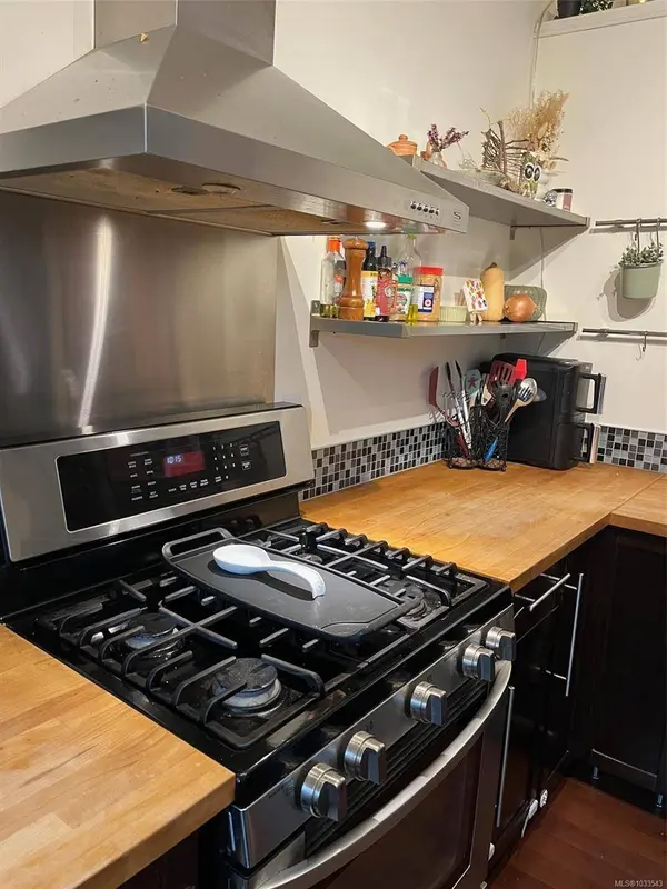 1646 Maquinna Ave, Comox, BC V9M 3L7