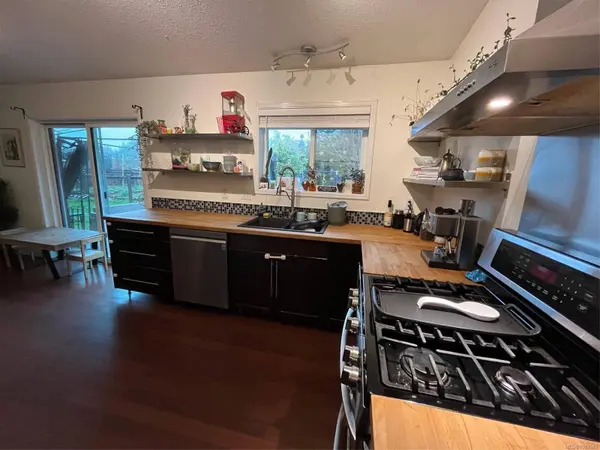 1646 Maquinna Ave, Comox, BC V9M 3L7