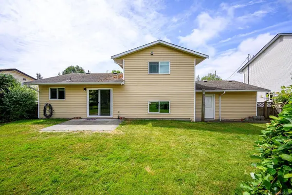 1646 Maquinna Ave, Comox, BC V9M 3L7