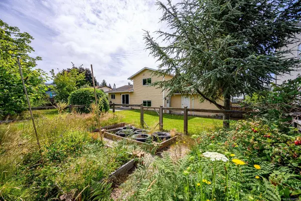 1646 Maquinna Ave, Comox, BC V9M 3L7