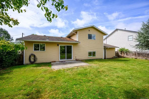1646 Maquinna Ave, Comox, BC V9M 3L7