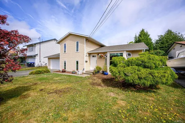 1646 Maquinna Ave, Comox, BC V9M 3L7