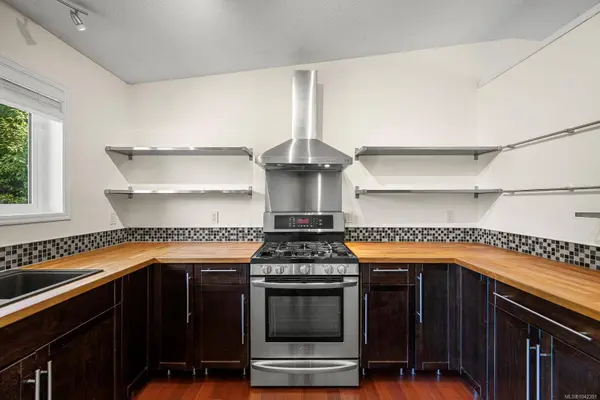 1646 Maquinna Ave, Comox, BC V9M 3L7