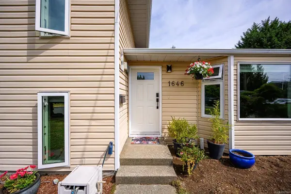 1646 Maquinna Ave, Comox, BC V9M 3L7