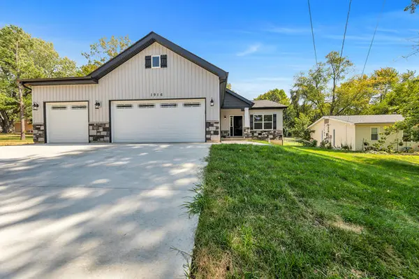 1916 Pecan Tree St, St Peters, MO 63376-6621