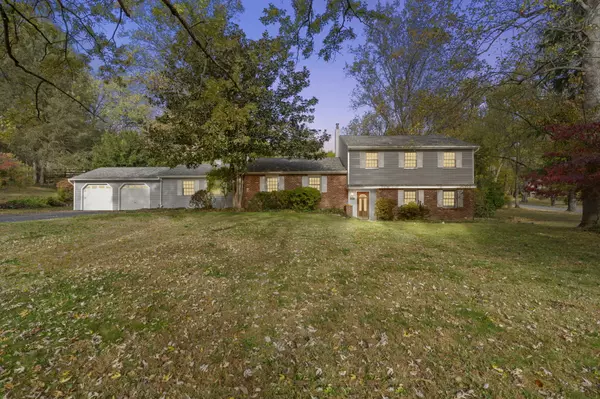 1060 Windy Knoll Rd, West Chester, PA 19382-7459