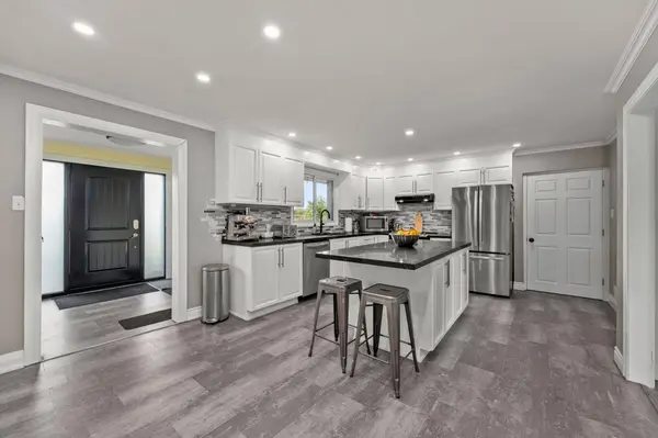 1109 Ravenshoe RD, East Gwillimbury, ON L9P 1R2