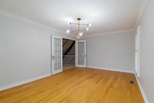 35 Dennis DR, King, ON L7B 1C8