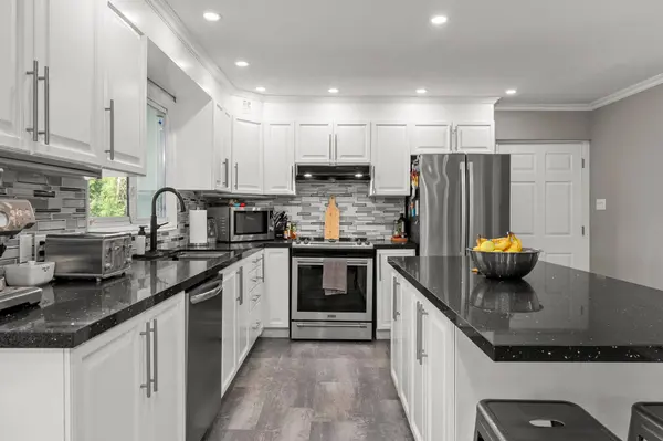 1109 Ravenshoe RD, East Gwillimbury, ON L9P 1R2