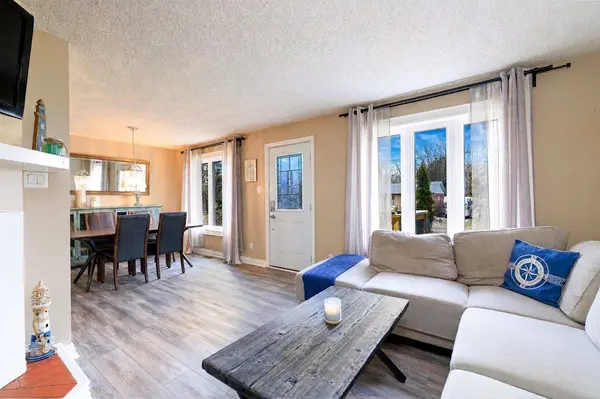 11 Hardwood DR, Georgina, ON L0E 1L0