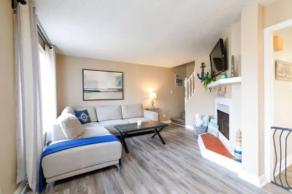 11 Hardwood DR, Georgina, ON L0E 1L0