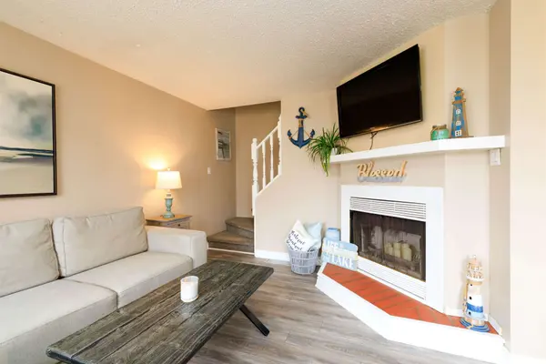 11 Hardwood DR, Georgina, ON L0E 1L0