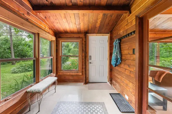 10 Maplewood LN, Georgina, ON L0E 1R0