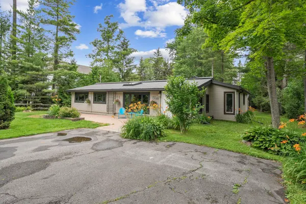 10 Maplewood LN, Georgina, ON L0E 1R0