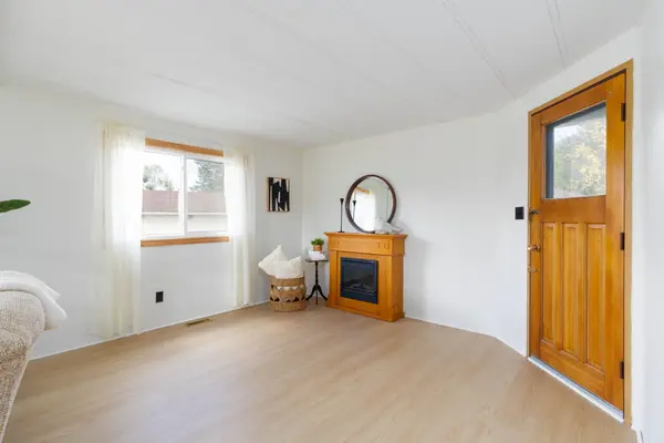 11 Geneva CT, Georgina, ON L0E 1R0