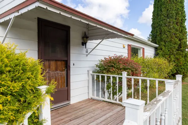 11 Geneva CT, Georgina, ON L0E 1R0