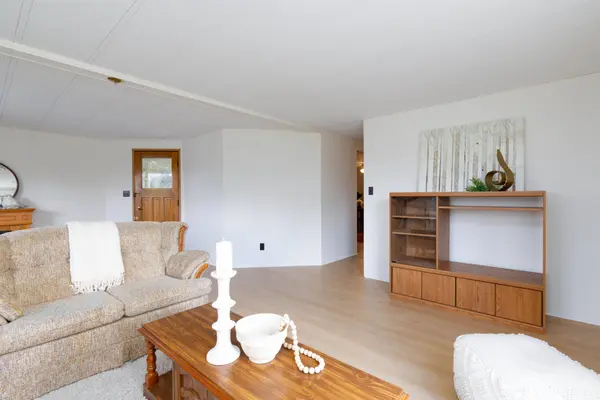 11 Geneva CT, Georgina, ON L0E 1R0