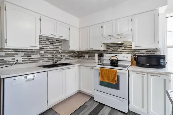 Kitchen with Backsplash Detail - 27 Airport St, Dieppe, NB E1A 2G1