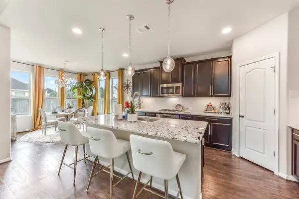 2111 Scissor Tail RD, Pearland, TX 77581