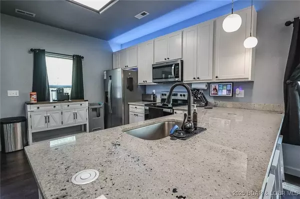 284 Bloomington DR, Lake Ozark, MO 65049