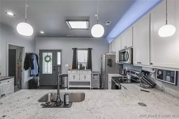 284 Bloomington DR, Lake Ozark, MO 65049