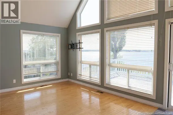 82 De la pointe Road, Haut-sheila, NB E1X3T8