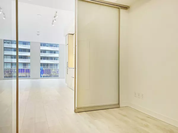 35 Rolling Mills RD #N372, Toronto C08, ON M5A 0V6