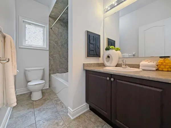 1082 Bob Scott CT, Newmarket, ON L3X 3L7