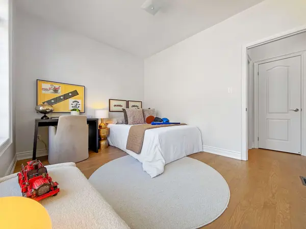 1082 Bob Scott CT, Newmarket, ON L3X 3L7