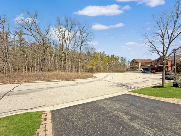 1082 Bob Scott CT, Newmarket, ON L3X 3L7