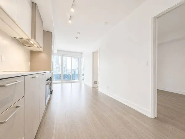 19 Western Battery RD #811, Toronto C01, ON M6K 3S4