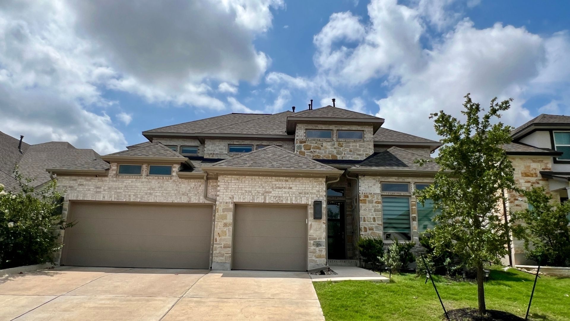 Bryson community home in Leander TX with contemporary curb appeal and planned neighborhood setting