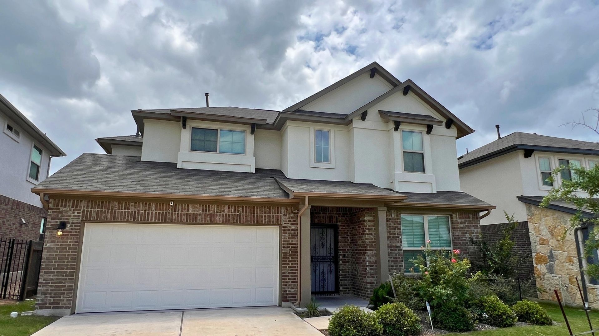 Home in the Larkspur master-planned community in Leander TX with suburban street view