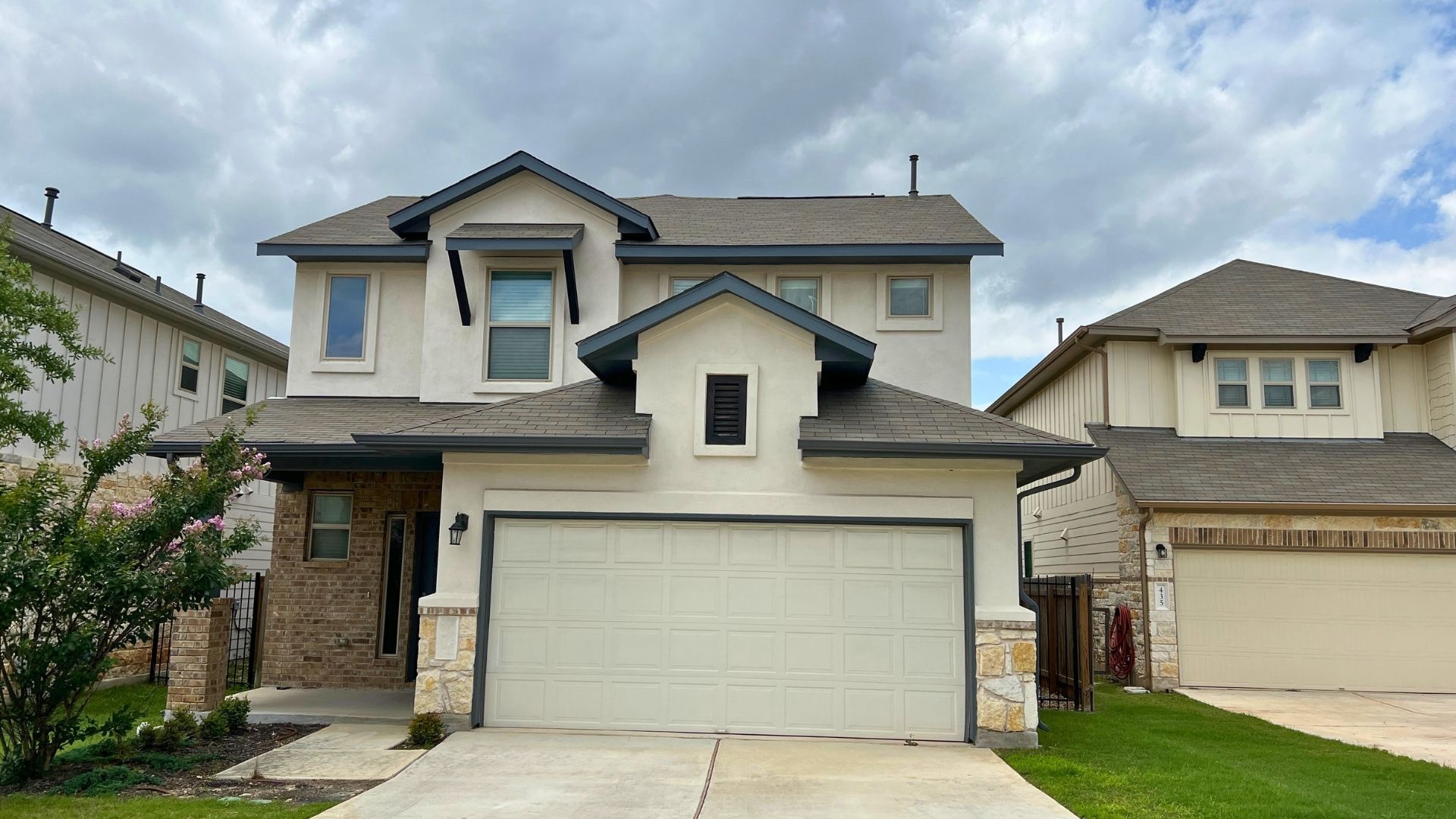 Residential street view in Larkspur Leander TX with homes in a large master-planned neighborhood