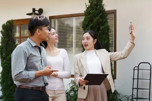 What to Look for When Touring a Home in Austin,James & Danielle Haddox