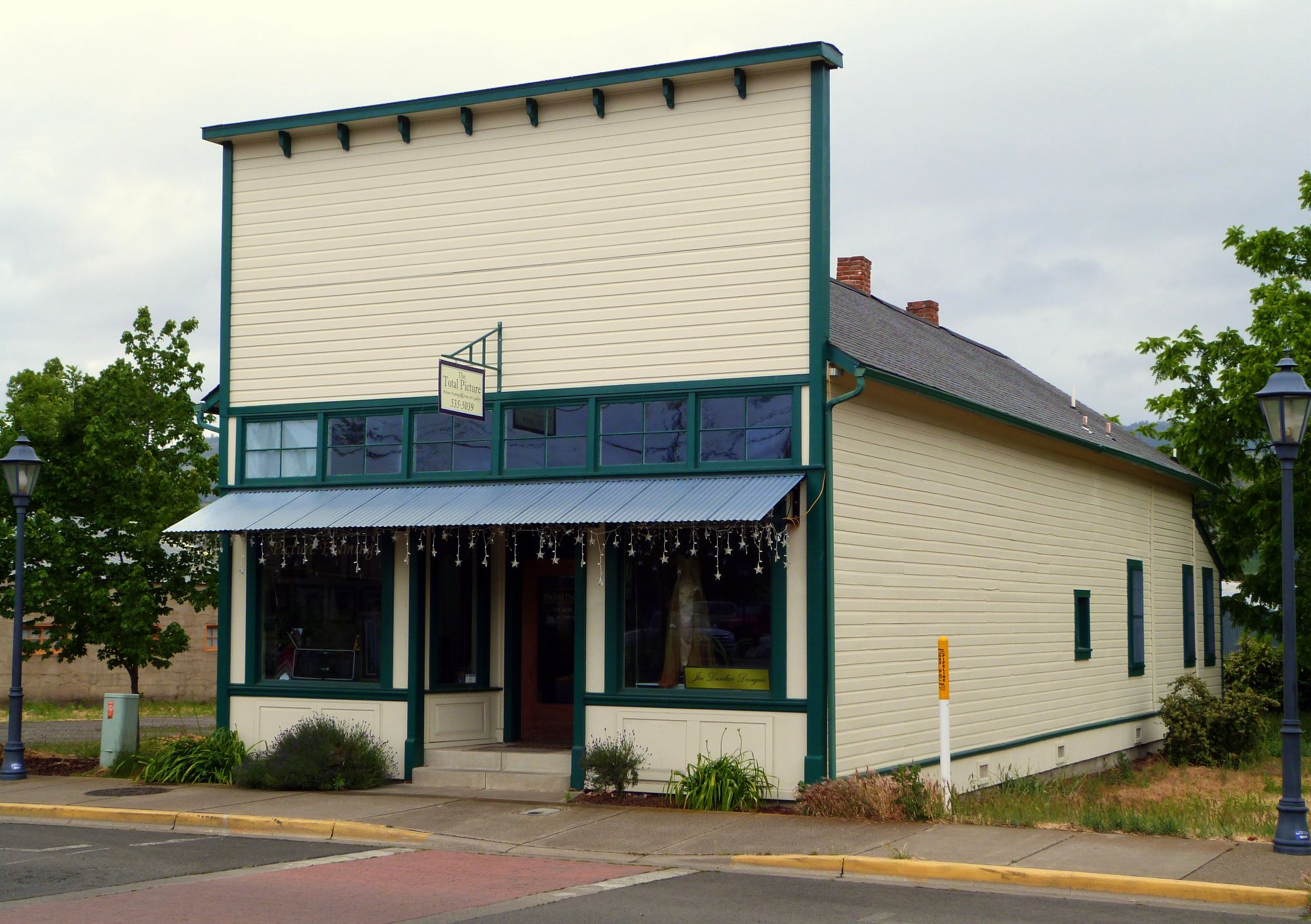 Hanscom_Hall_-_Talent_Oregon