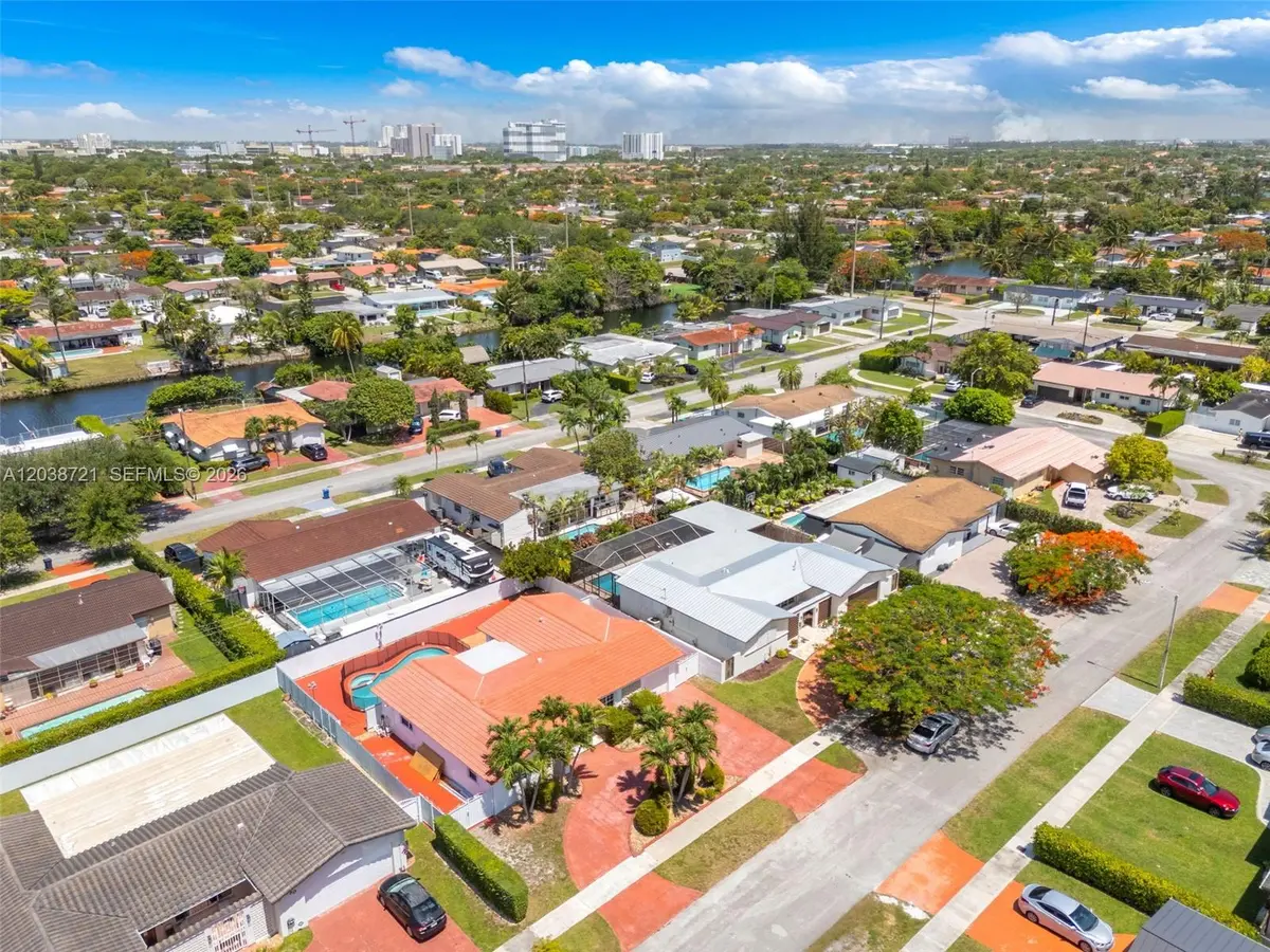1720 SW 98th Ct Miami, Fl 33165,