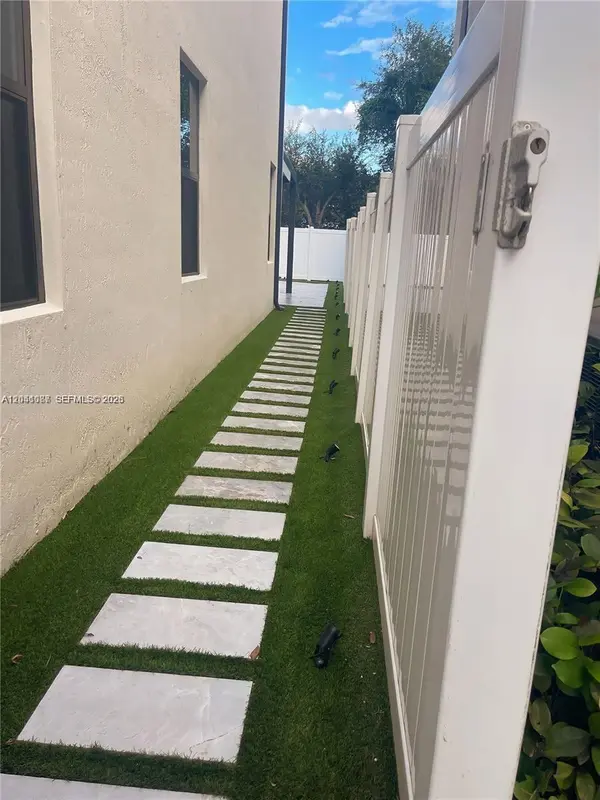 8719 W 33rd Ave, Hialeah, FL 33018-1865