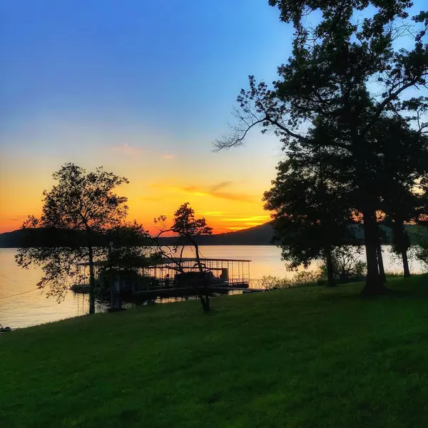 feature image of Table Rock Lake Waterfront Homes for Sale: How to Choose the Perfect Vacation Getaway