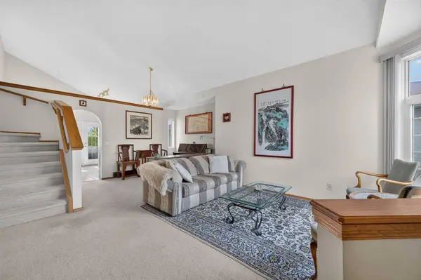 76 Hawkmount Close NW, Calgary, AB T3G 3Z5