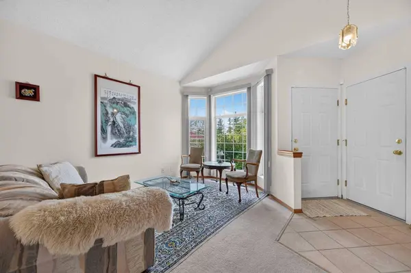76 Hawkmount Close NW, Calgary, AB T3G 3Z5