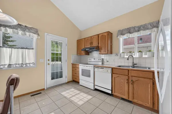 76 Hawkmount Close NW, Calgary, AB T3G 3Z5
