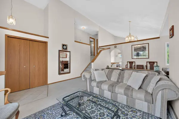 76 Hawkmount Close NW, Calgary, AB T3G 3Z5