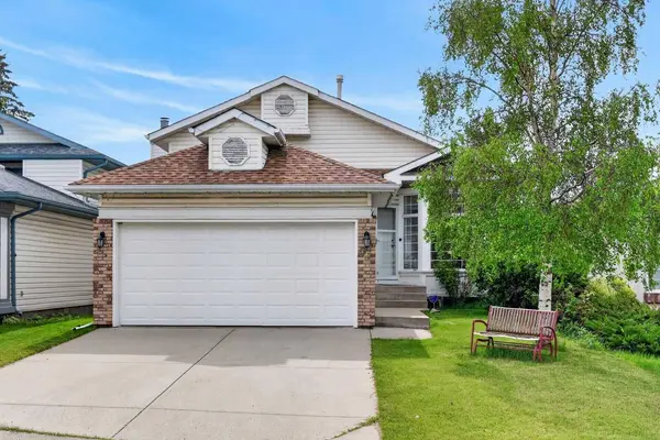 76 Hawkmount Close NW, Calgary, AB T3G 3Z5