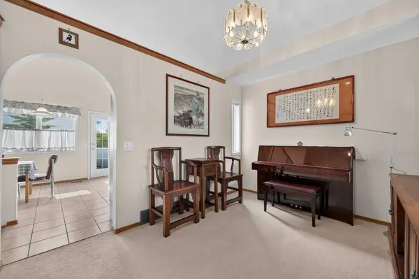 76 Hawkmount Close NW, Calgary, AB T3G 3Z5