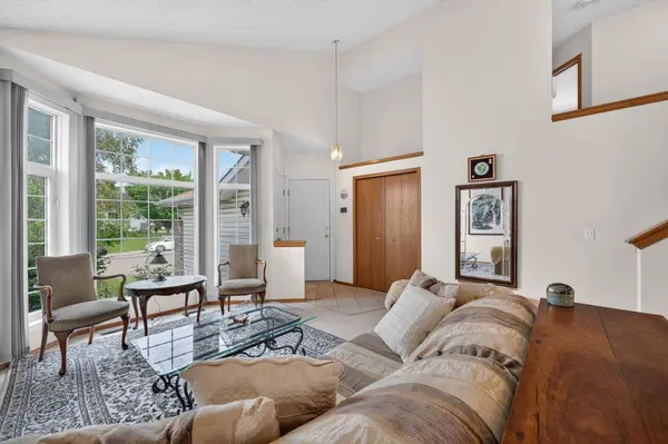 76 Hawkmount Close NW, Calgary, AB T3G 3Z5