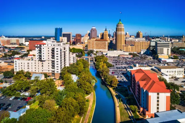 feature image of Why Everyone Is Moving to San Antonio (And What You Should Know First)