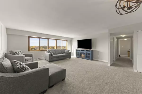 141 N La Grange RD #803, La Grange, IL 60525