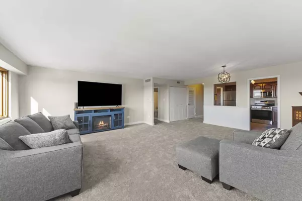 141 N La Grange RD #803, La Grange, IL 60525