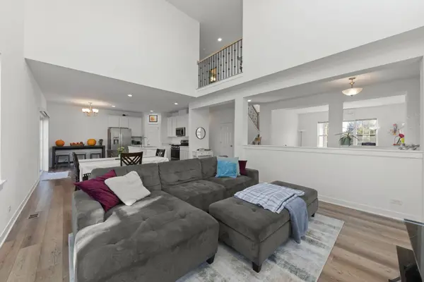 110 Easton Dr, Gilberts, IL 60136-8013